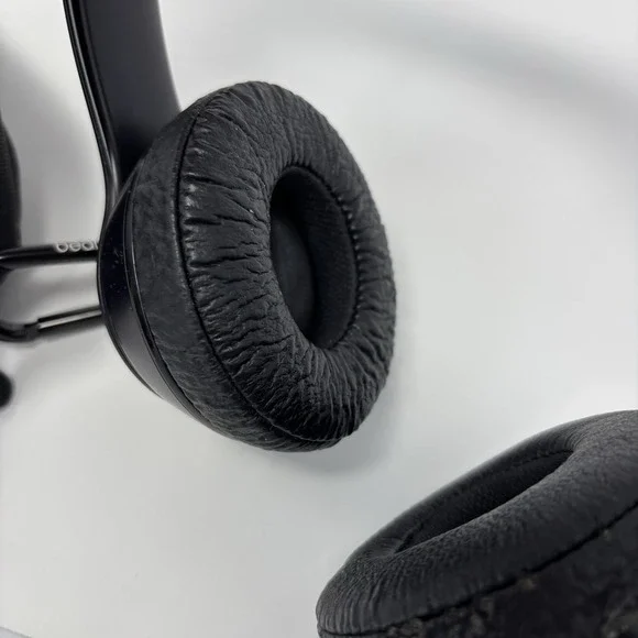 Beats Solo 3 Headphones Wireless W/ Charger And Case